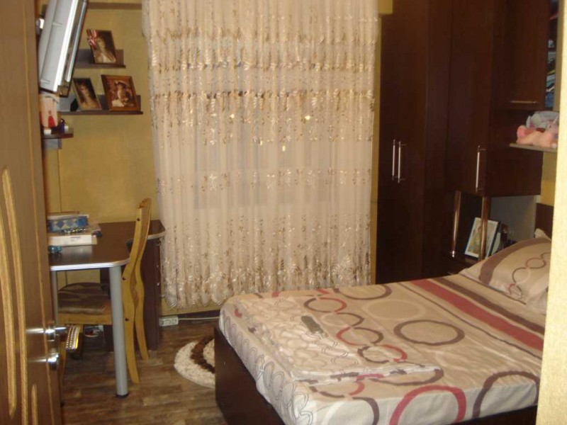 Inchiriere apartament 3 camere decomandat, mobilat, etaj 4/4, Calea Bucuresti, zona OMV