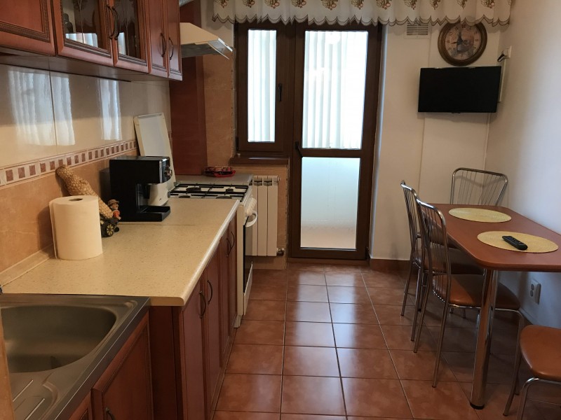 Inchiriere apartament 3 camere decomandat, mobilat, etaj 5/8, suprafata 65 mp, an constructie 1983, 1 Mai, zona Confectii