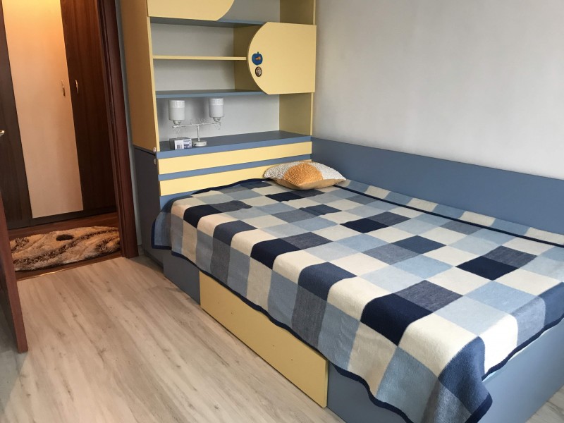 Inchiriere apartament 3 camere decomandat, mobilat, etaj 5/8, suprafata 65 mp, an constructie 1983, 1 Mai, zona Confectii