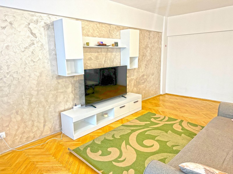 Inchiriere apartament 3 camere decomandat, mobilat, etaj 7/4, Calea Bucuresti, zona Piata Centrala