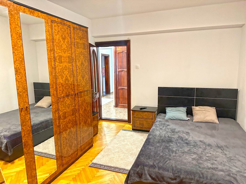 Inchiriere apartament 3 camere decomandat, mobilat, etaj 7/4, Calea Bucuresti, zona Piata Centrala