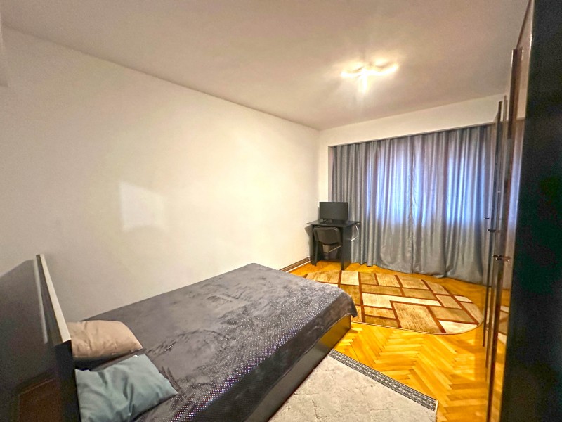 Inchiriere apartament 3 camere decomandat, mobilat, etaj 7/4, Calea Bucuresti, zona Piata Centrala