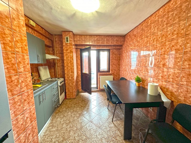 Inchiriere apartament 3 camere decomandat, mobilat, etaj 7/4, Calea Bucuresti, zona Piata Centrala