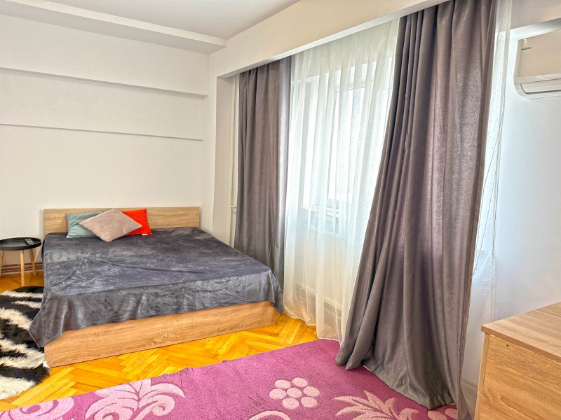 Inchiriere apartament 3 camere decomandat, mobilat, etaj 7/4, Calea Bucuresti, zona Piata Centrala