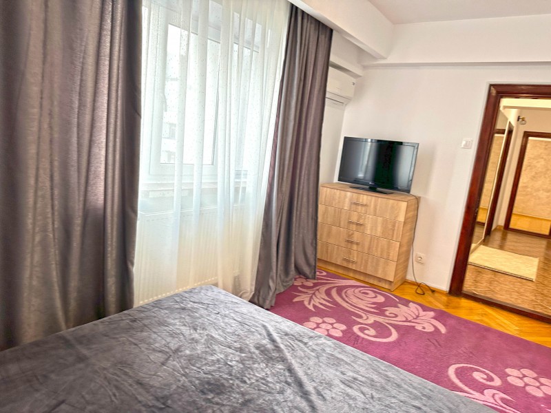 Inchiriere apartament 3 camere decomandat, mobilat, etaj 7/4, Calea Bucuresti, zona Piata Centrala