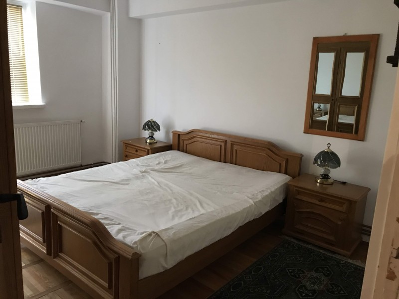 Inchiriere apartament 3 camere decomandat, mobilat, etaj 7/8, Calea Bucuresti, zona Piata Centrala