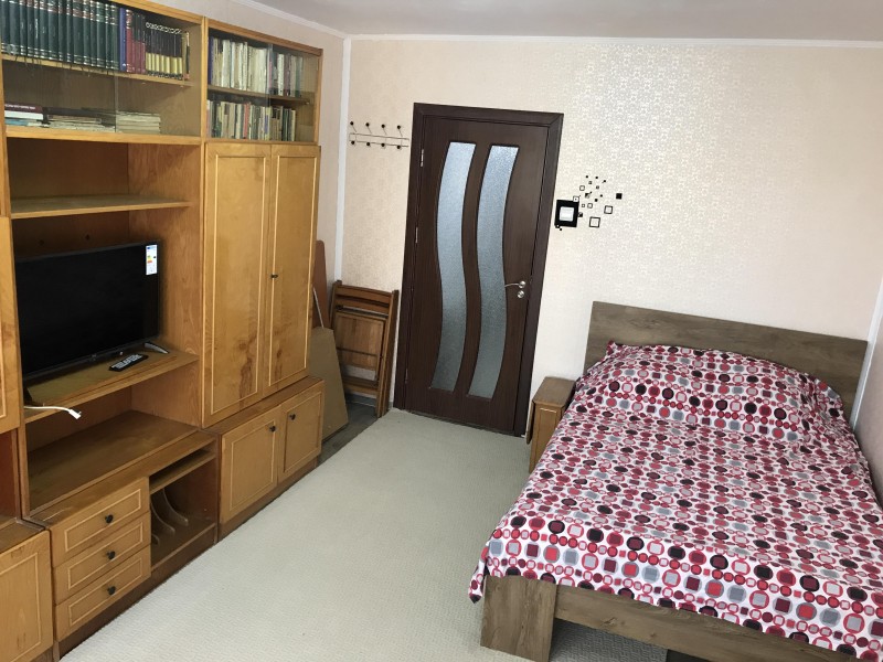 Inchiriere garsoniera decomandat, mobilat, etaj 9/10, Calea Bucuresti, zona Stomatologie