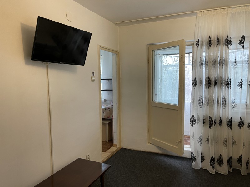 Inchiriere garsoniera semidecomandat, mobilat, etaj 3/4, Rovine, zona Wiesana