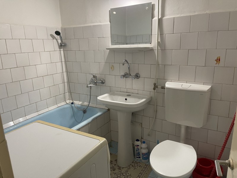 Inchiriere garsoniera semidecomandat, mobilat, etaj 3/4, Rovine, zona Wiesana