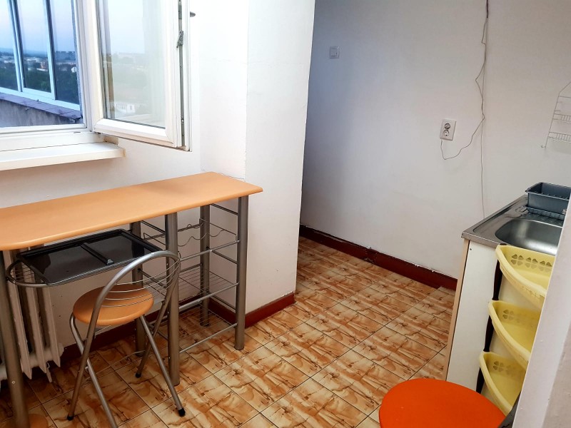 Inchiriere garsoniera semidecomandat, mobilat, etaj 9/11, suprafata 30 mp, Calea Bucuresti, zona Rotonda