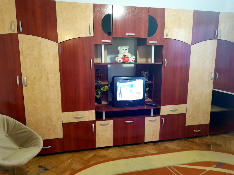 Inchiriere garsoniera semidecomandat, mobilat, etaj 9/11, suprafata 30 mp, Calea Bucuresti, zona Rotonda