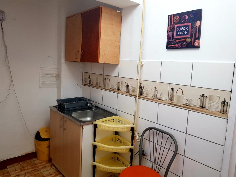 Inchiriere garsoniera semidecomandat, mobilat, etaj 9/11, suprafata 30 mp, Calea Bucuresti, zona Rotonda