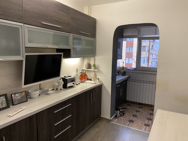 Vanzare apartament 2 camere decomandat, etaj 3/4, an constructie 1980, Craiovita Noua, Statia Salvare