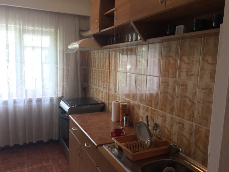 Inchiriere apartament 3 camere decomandat, mobilat, etaj 4/4, 1 Mai, zona Sara