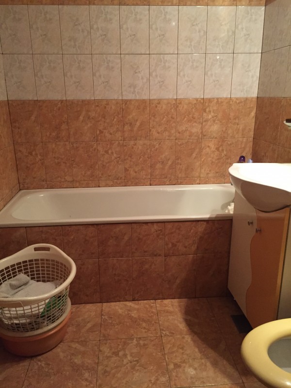 Inchiriere apartament 3 camere decomandat, mobilat, etaj 4/4, 1 Mai, zona Sara
