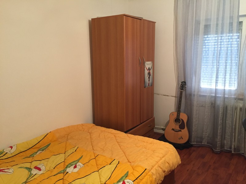 Inchiriere apartament 3 camere decomandat, mobilat, etaj 4/4, 1 Mai, zona Sara