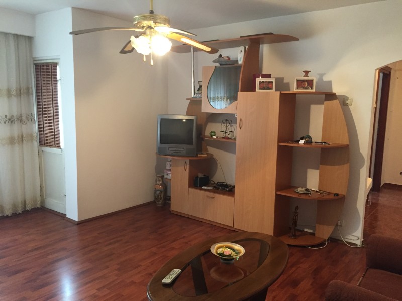 Inchiriere apartament 3 camere decomandat, mobilat, etaj 4/4, 1 Mai, zona Sara