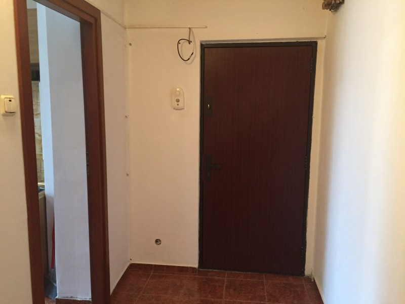 Inchiriere apartament 3 camere decomandat, mobilat, etaj 4/4, 1 Mai, zona Sara
