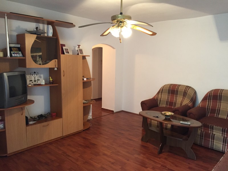 Inchiriere apartament 3 camere decomandat, mobilat, etaj 4/4, 1 Mai, zona Sara