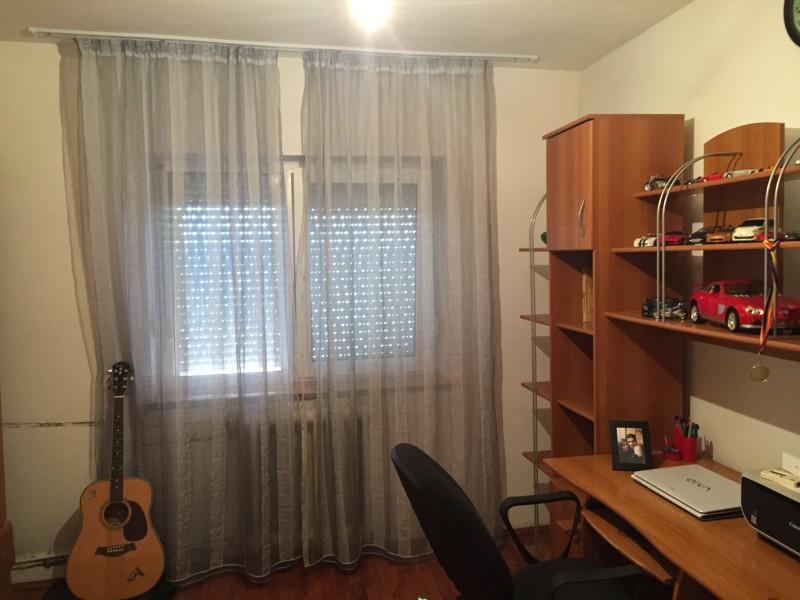 Inchiriere apartament 3 camere decomandat, mobilat, etaj 4/4, 1 Mai, zona Sara