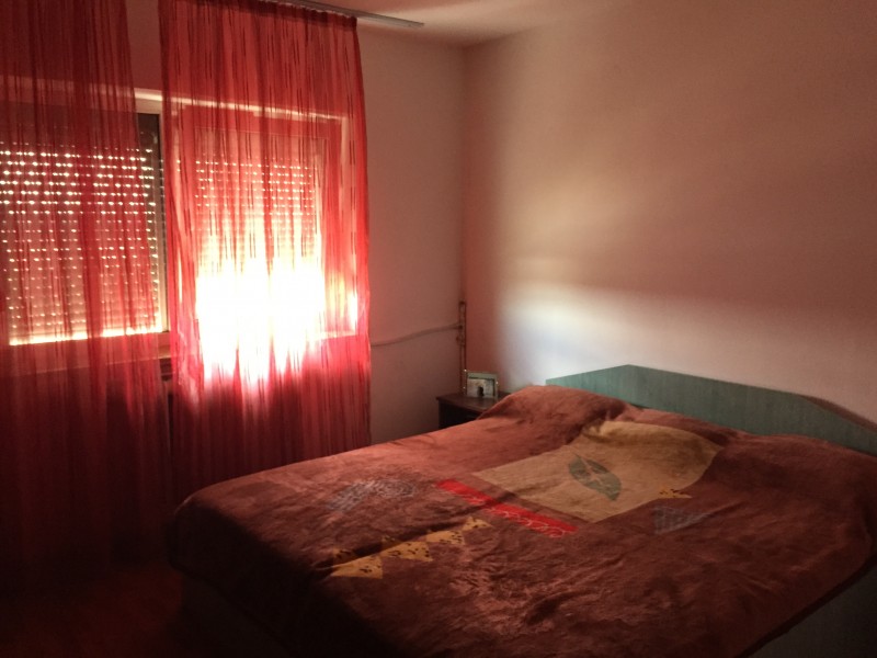 Inchiriere apartament 3 camere decomandat, mobilat, etaj 4/4, 1 Mai, zona Sara